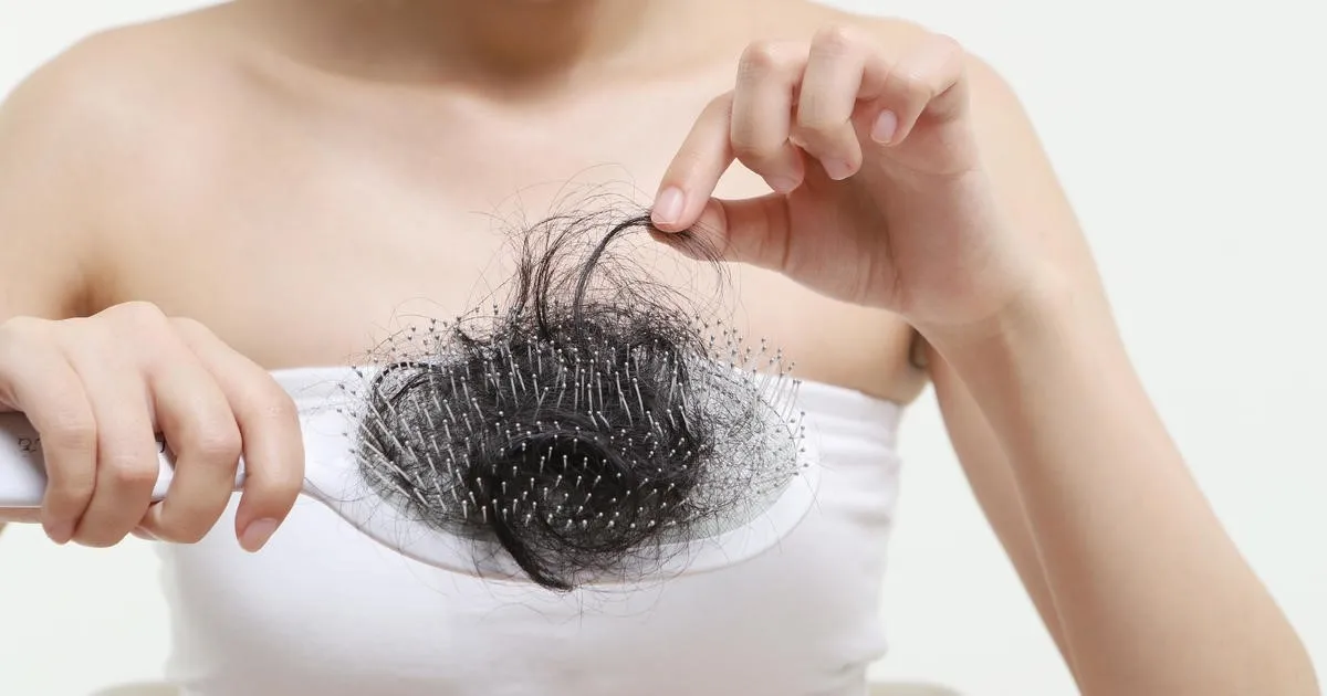 Sử dụng dầu gội giúp hạn chế gãy rụng tóc